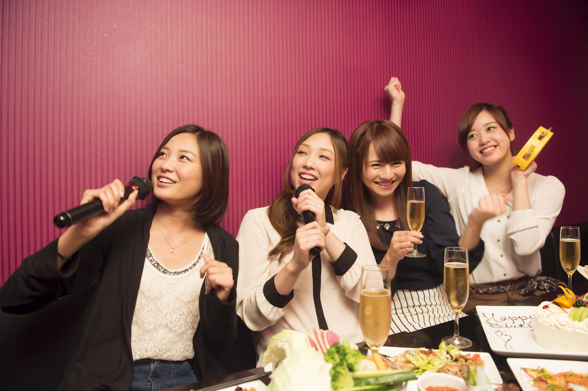 カップルでも女子会でも楽しめる新宿ラブホのカラオケ！ | 【公式】新宿・歌舞伎町ラブホテルPASHA（パシャ）